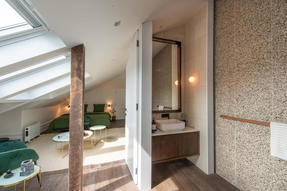 K U R R A B A P O I N T Harbourside Luxury *