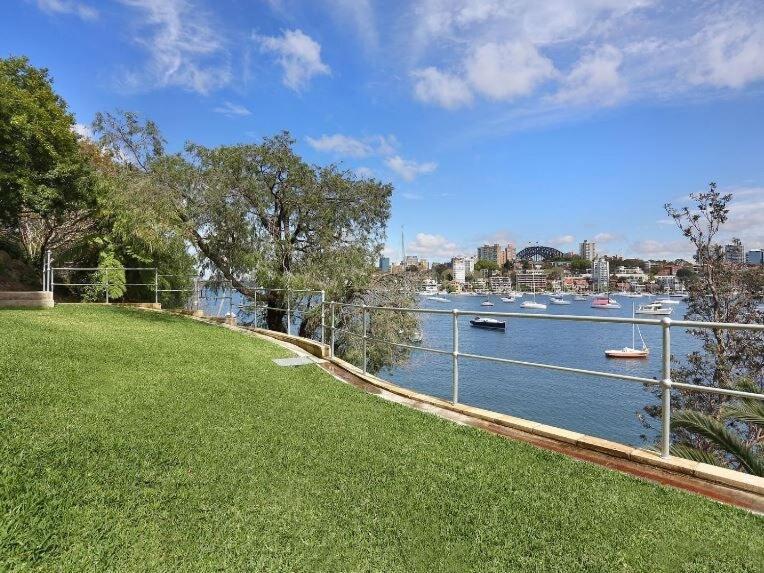 K U R R A B A P O I N T Harbourside Luxury *