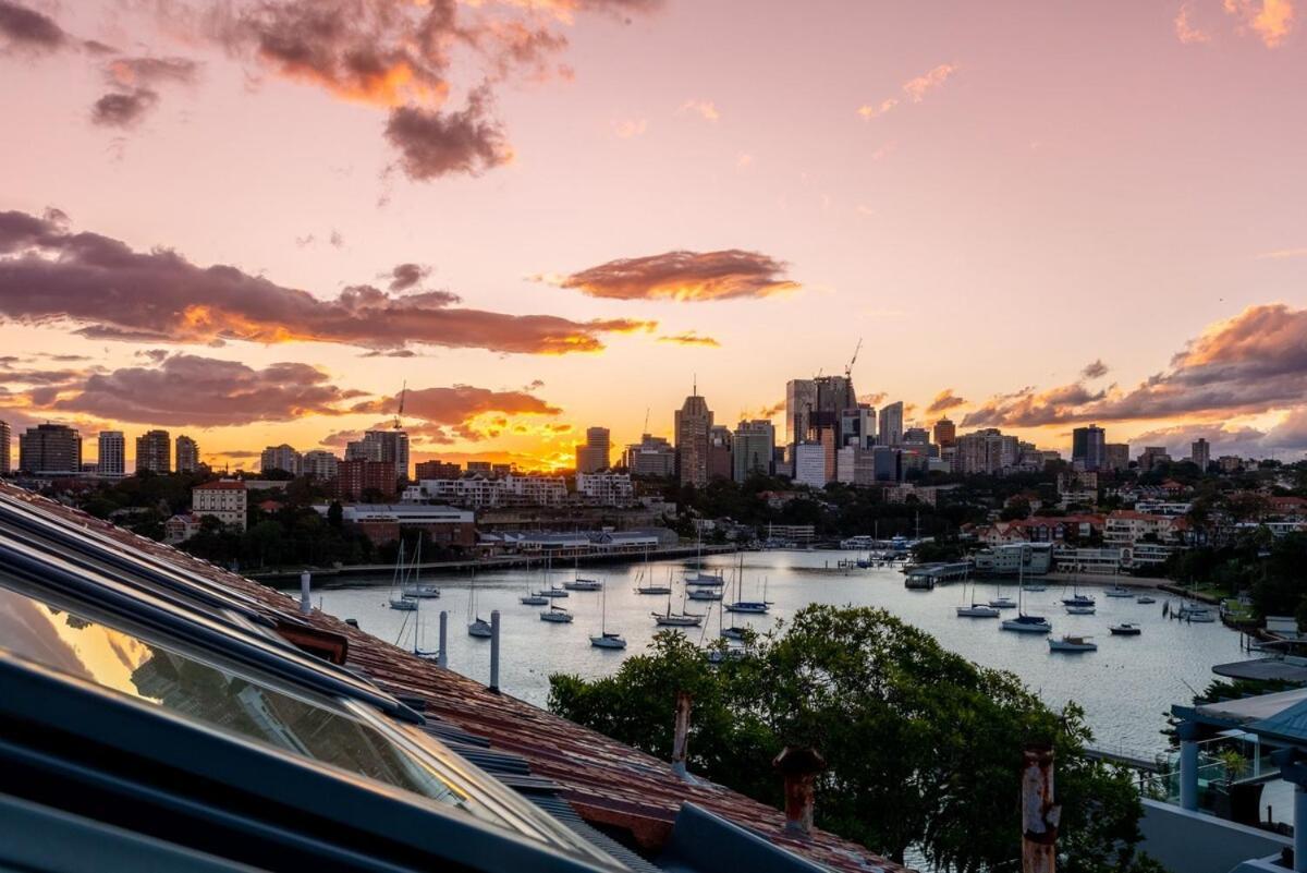 K U R R A B A P O I N T Harbourside Luxury Apartment