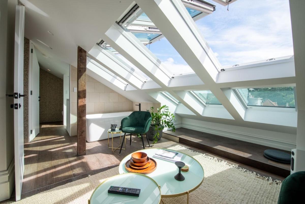 Apartment K U R R A B A P O I N T Harbourside Luxury *