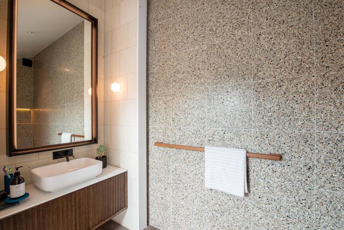 K U R R A B A P O I N T Harbourside Luxury *