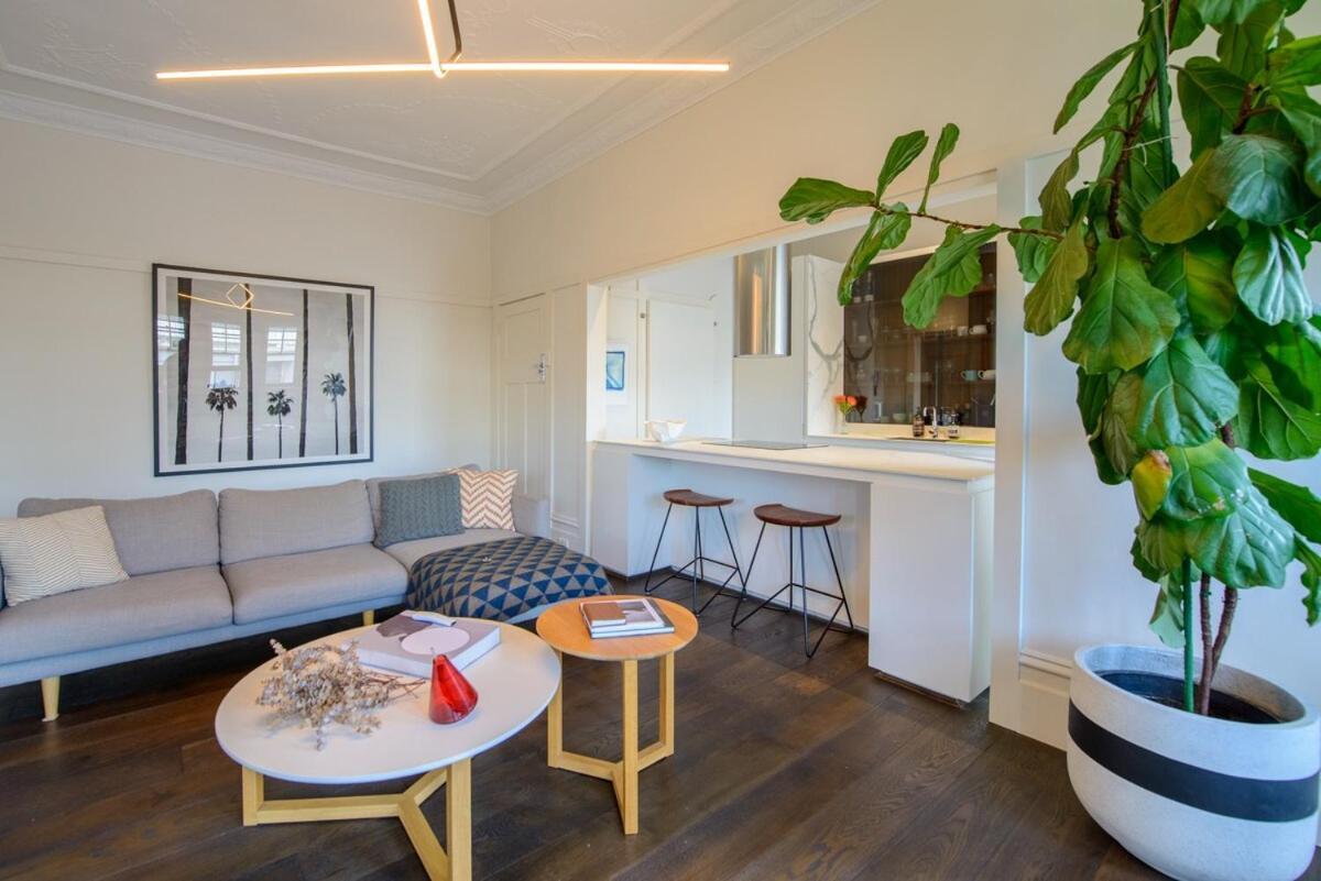 K U R R A B A P O I N T Harbourside Luxury *